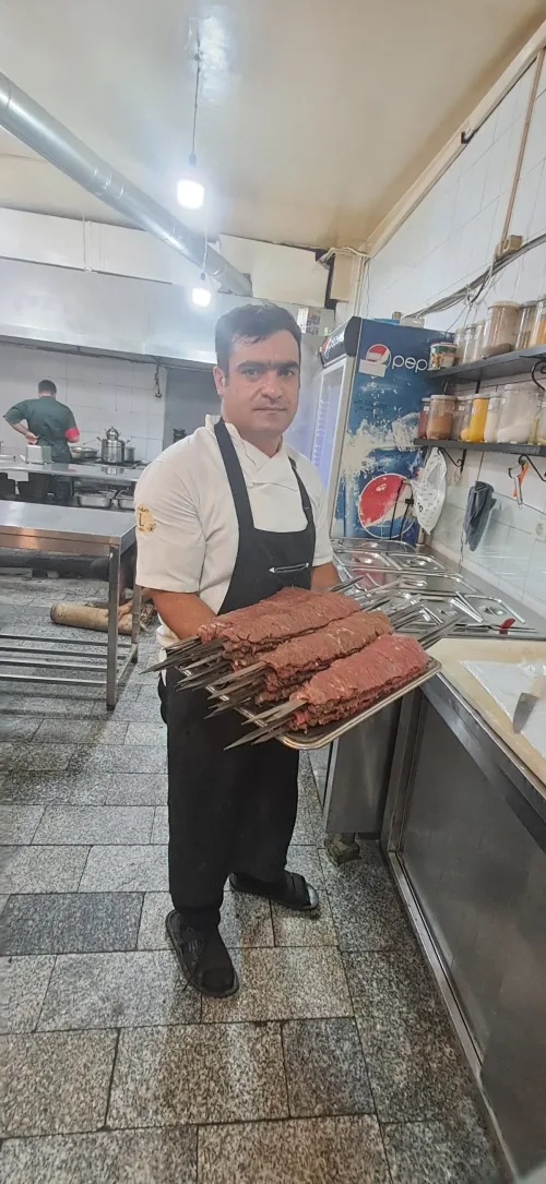 اشپز ایرانی فرنگی و تخته کار هستم