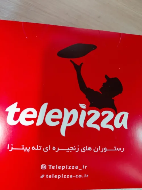 ۲ نفر پیتزا زن و وسط کار اقا یا خانم