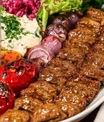 نیاز مند تخته کار و کمک آشپز ظرفشور کانتر کار در کیش نیازمندیم